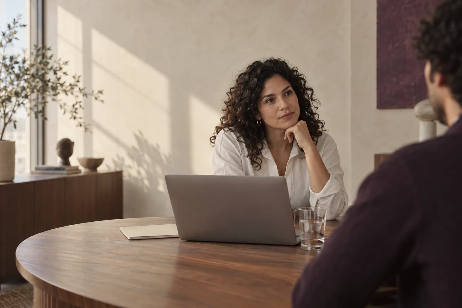 Escena ilustrativa de una conversación comercial en una oficina